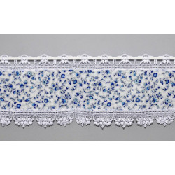 Freigestellter Scheibenhänger Lisann mit weißer Plauener Spitze und blauem Blumenmuster.