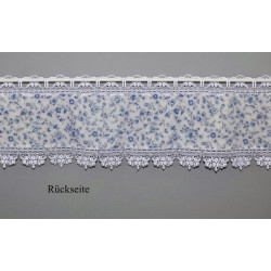 Rückseite der Kurzgardine Lisann: Transparente Plauener Spitze mit blauem Floralmuster freigestellt.
