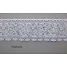 Rückseite der Kurzgardine Lisann: Transparente Plauener Spitze mit blauem Floralmuster freigestellt.