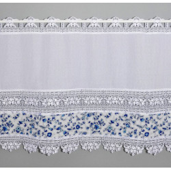 Freigestellte Bistrogardine Lisann aus weißer Plauener Spitze mit blauem Blumenstoff als Heimtextil.