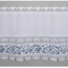 Freigestellte Bistrogardine Lisann aus weißer Plauener Spitze mit blauem Blumenstoff als Heimtextil.