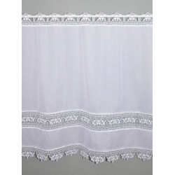 Freigestellte Scheibengardine Lisann aus weißer Plauener Spitze mit eleganter Mittelbordüre als Heimtextil.