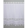 Freigestellte Scheibengardine Lisann aus weißer Plauener Spitze mit eleganter Mittelbordüre als Heimtextil.