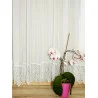 Elegante naturweiße Plauener Spitzen-Gardine mit breiter Sockelspitzenkante.