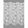 Transparente Kurzgardine aus naturweißer Plauener Spitze mit eleganten Blumenmotiven für stilvolle Fensterdeko.