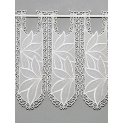 Kurze Scheibengardine aus naturweißer Plauener Spitze mit floralen Spitzenmotiven für kleine Fenster.