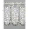 Kurze Scheibengardine aus naturweißer Plauener Spitze mit floralen Spitzenmotiven für kleine Fenster.
