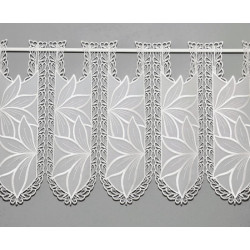 Transparente Kurzgardine aus naturweißer Plauener Spitze mit feinem Blumenmuster und geschwungenem Saum.