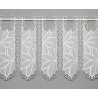 Transparente Kurzgardine aus naturweißer Plauener Spitze mit feinem Blumenmuster und geschwungenem Saum.