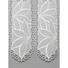 Detailansicht naturweißer Plauener Spitze mit feingestickten Blättern und transparenter Textur.