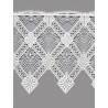 Transparente Plauener Spitze in Naturweiß mit kunstvoll gewebtem Rautenmuster. 35 cm hoch