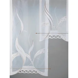 Ansprechender Flächengvorhang in dezenter Farbgebung mit attraktiven Spachtelapplikationen.