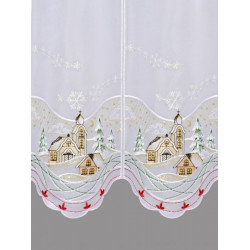 Weisser Stickerei-Vorhang im Detail mit gestickter Winteridylle, Kirche und goldenen Details.