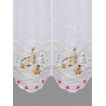 Weisser Stickerei-Vorhang im Detail mit gestickter Winteridylle, Kirche und goldenen Details.