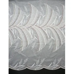 Bildschöne Plauener Spitzengardine mit breiter Stickereikante in edlem Design.