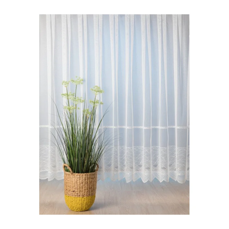 Modern bestickter Plauener Stickereistore in bildschönem Design.