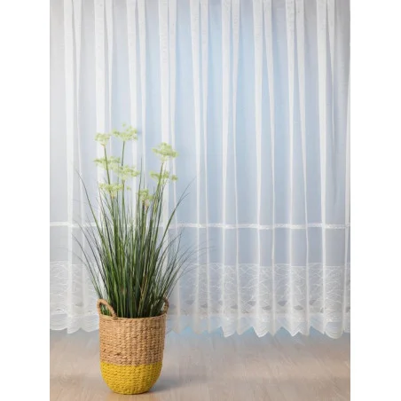 Modern bestickter Plauener Stickereistore in bildschönem Design.