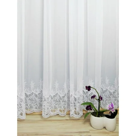 Extravagante weiße Plauener Spitzenstore mit Spitzenabschluß.