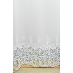 Detailansicht der filigranen Stickerei am unteren Rand des weißen Stores Carlotta, elegante Fensterdeko.