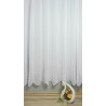 Weißer Gardinenstore mit ornamentaler Stickerei am Saum, dekoriert mit moderner Blumenvase vor einer Wand.