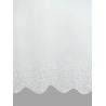 Detailaufnahme der feinen Webstruktur und weißer Spitzenkante eines hochwertigen Fensterstores.