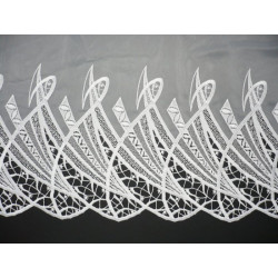 Detailansicht der Stickerei: Plauener Spitze in Weiß mit grafischem Wellenmuster. Maßgefertigte Spitzenqualität.