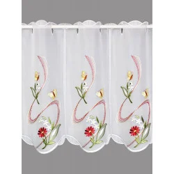 Diese bestickte Scheibengardine mit der schönen Blumengirlande erfreut das Auge.