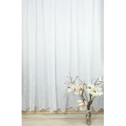 Zeitlos mit Ranken bestickter Plauener Spitzen-Store