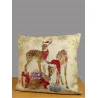 Gobelin-Kissenbezug in beige mit niedlichen Weihnachtsrehen, Geschenkepäckchen und Hase.