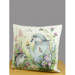 Beiges Dekokissen mit herbstlichem Igelpaar-Motiv und bunten Blumen aus strukturiertem Gobelinstoff.