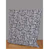 Quadratisches Kissen aus feinem Webstoff mit filigranem Blättermuster in tiefem Anthrazit und Naturweiß.