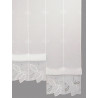 Halbtransparenter Bistro-Vorhang in Weiß mit feiner floraler Stickerei und gewelltem Spitzen-Abschluss am Fenster.