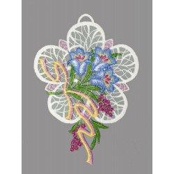 Fensterbild aus Plauener Spitze mit drei blauen Tulpen und rosa-gelber Schleife als filigrane Heimtextil-Deko.