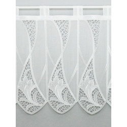 Transparenter Sichtschutz aus naturweißer Plauener Spitze mit feinem Textilmuster für elegante Fensterdeko.