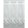 Transparenter Sichtschutz aus naturweißer Plauener Spitze mit feinem Textilmuster für elegante Fensterdeko.