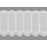 Freigestellte Bistrogardine Lissie aus cremeweißer Plauener Spitze mit zartem Muster und Stangendurchzug.