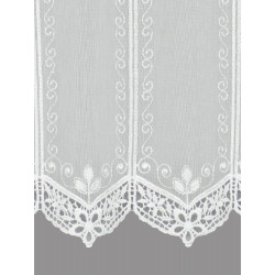 Detailaufnahme der Kurzgardine Lissie aus cremeweißer Plauener Spitze: Filigrane Stickerei mit Ziersaum.