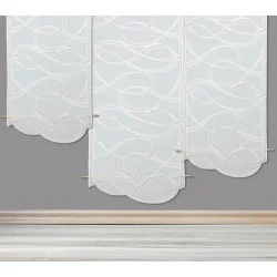 Durchgehend in ecrü und braun bestickte naturweiße Flächengardine mit Bogenabschluß.