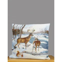 Hochwertiger Gobelin-Kissenbezug mit Hirschen in einer verschneiten Winterlandschaft.