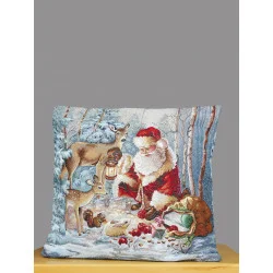 Hochwertiger Gobelin-Kissenbezug mit Weihnachtsmann und Rehen in einer verschneiten Winterlandschaft.