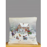 Quadratisches Gobelinkissen mit nostalgischem Wintermotiv spielender Kinder im Schnee aus festem Webstoff