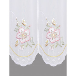 Detaillierte weiße Scheibengardine aus Voile mit feiner Wildrosen- und Schmetterlings-Stickerei.