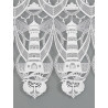 Nahaufnahme naturweißer Plauener Spitze mit detailreich gestickten Leuchttürmen und Anker-Motiven.