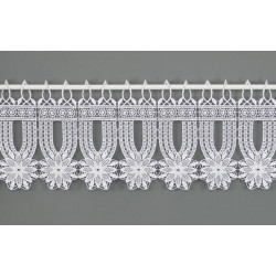 Diese kleine Spitzen-Gardine Elise ist ein Klassiker der Textilkunst und wirkt am Fenster zeitlos und elegant.