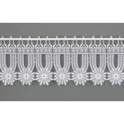 Diese kleine Spitzen-Gardine Elise ist ein Klassiker der Textilkunst und wirkt am Fenster zeitlos und elegant.