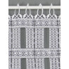 Freigestellte Detailansicht feiner Plauener Spitze Kurzgardine in Weiß mit elegantem Stickmuster.