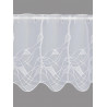 Halbtransparente Scheibengardine in Weiß mit feiner Plauener Spitze und geschwungenem Kantenabschluss. 35 cm hoch