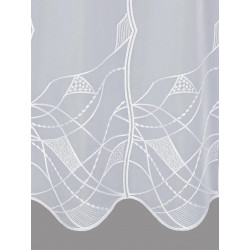Nahaufnahme von feiner weißer Plauener Spitze auf halbtransparentem Voile-Stoff mit geschwungenem Bogensaum.