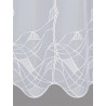 Nahaufnahme von feiner weißer Plauener Spitze auf halbtransparentem Voile-Stoff mit geschwungenem Bogensaum.