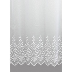Detailaufnahme weißer Store aus Plauener Spitze mit filigranem Gräser-Motiv und elegantem, wellenförmigem Abschluss.